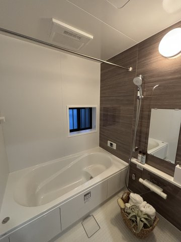 1坪サイズの広々システムバスで、お子様とのバスタイムもゆったり 。多機能洗面化粧台や浴室換気乾燥機など、雨の日の洗濯や忙しい朝の身支度をサポートする充実の設備が整っています 。