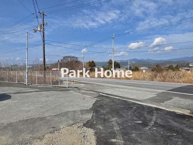 南国市篠原　新築戸建ての前面道路含む現地写真