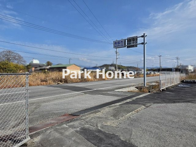 南国市篠原　新築戸建ての前面道路含む現地写真