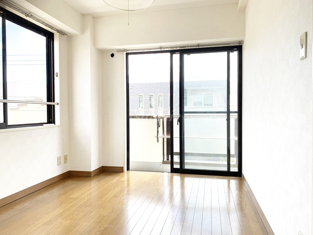 メゾンベールの居間・リビング|人気の角部屋です☆