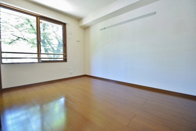 パークサイド西船の居間・リビング|洋室はフローリング