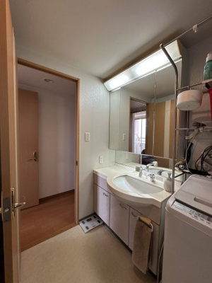 【独立洗面台】 | サンシティ川端 | 洗面所は、廊下からもキッチンからも出入りできます。