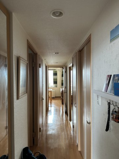 【その他】 | サンシティ川端 | 玄関ドアを開け、奥にリビングが見えます。