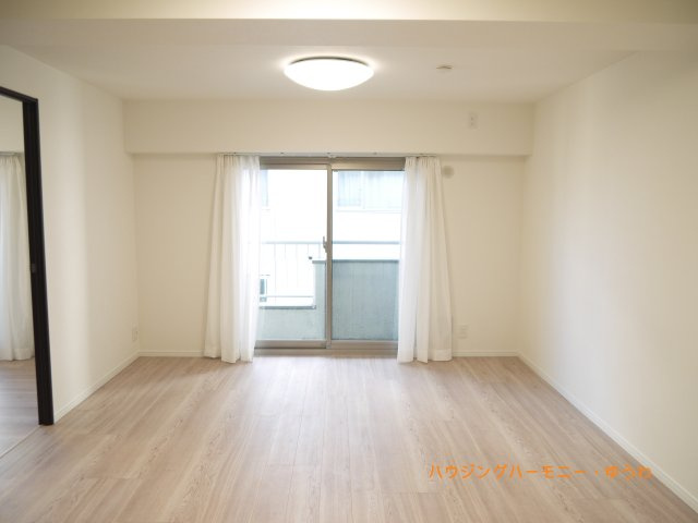 【バルコニー】 | エクセル北池 | バルコニー面、壁一面の掃き出し窓からたくさんの陽の光が入ってまいります！