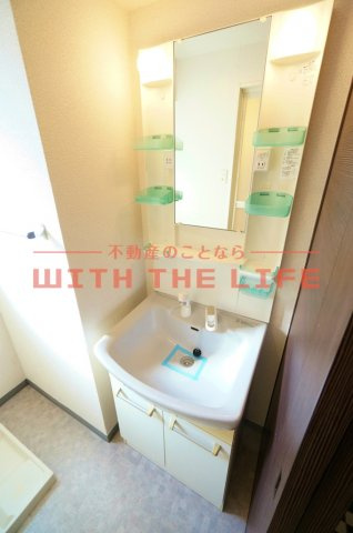 リード中央町【10,000円キャッシュバック対象物件】の独立洗面台|独立洗面台、小物を置くことができて便利です