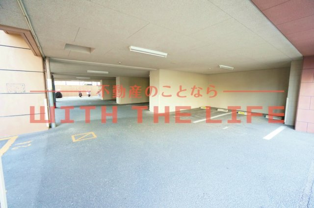 リード中央町【10,000円キャッシュバック対象物件】の駐車場|車をお持ちの方に嬉しい駐車場付きの物件です