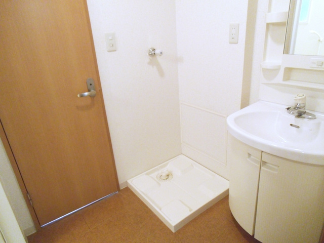 ノーザンハウスの洗面所|洗面台の横には洗濯機置き場がございます！