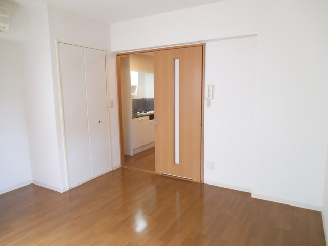 ノーザンハウスの寝室|窓側からのアングルです☆