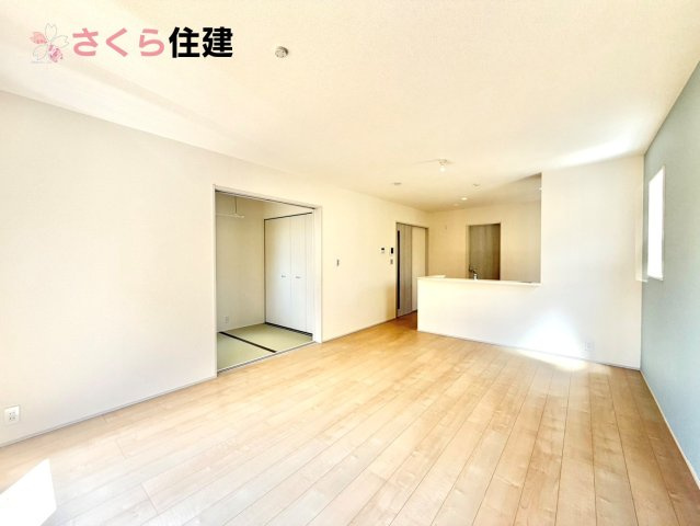 リーブルガーデン　第6下野小金井　２号棟の居間・リビング|広々16帖LDLは南向きで日当たり良好。ゆったりとした時間の流れる開放的なくつろぎの空間