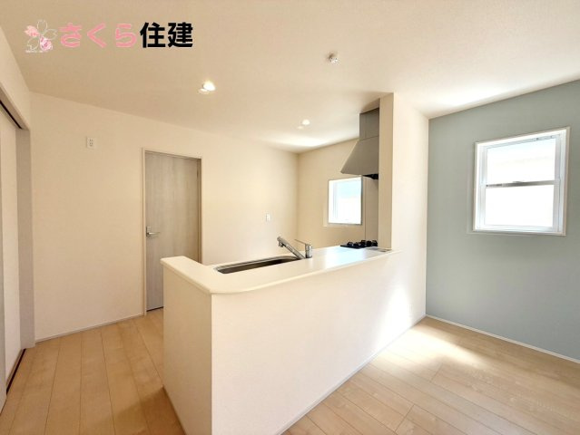 リーブルガーデン　第6下野小金井　２号棟のキッチン|対面式システムキッチン。リビングを見渡せるキッチンで家族の様子をうかがいながら料理がはかどりそう！