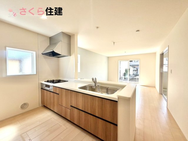 リーブルガーデン　第6下野小金井　２号棟のキッチン|お子様と並んで料理をしても余裕のゆとりのキッチン。お子様と一緒に料理も叶いますよ♪