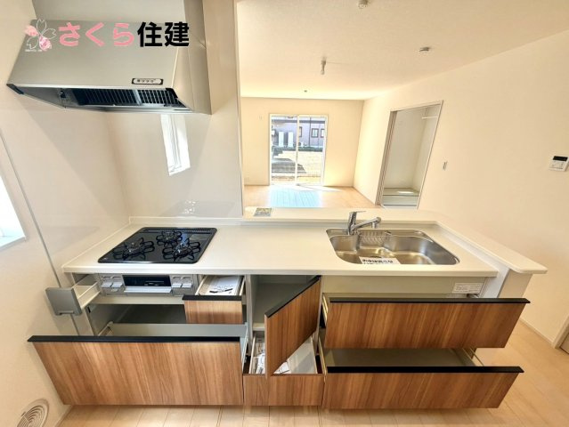 リーブルガーデン　第6下野小金井　２号棟のキッチン|キッチン下収納は奥まで引き出せるので、大きく屈まなくても楽に必要なものがパッと取り出せます！