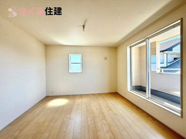 リーブルガーデン　第6下野小金井　２号棟の洋室|各部屋に収納あります！荷物が多い子育て世代や、趣味道具の多い方にもうれしいですね！