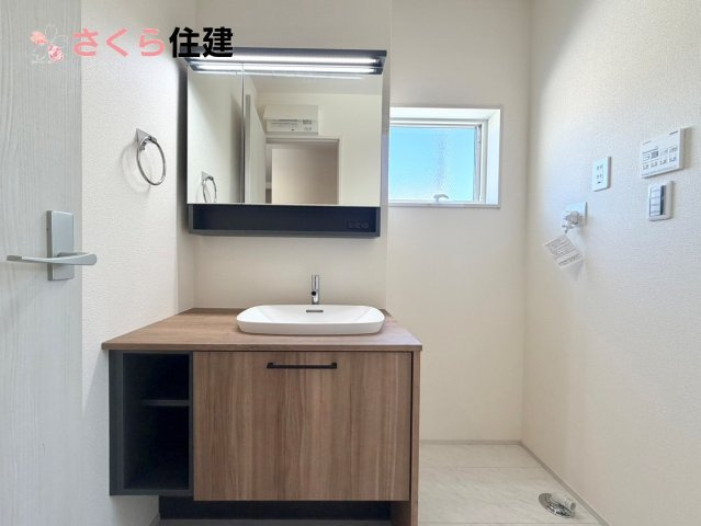 リーブルガーデン　第6下野小金井　２号棟の洗面所|ゆとりある広さの洗面所。両サイド収納の洗面台で、二人ならんで同時の身支度もスムーズです。