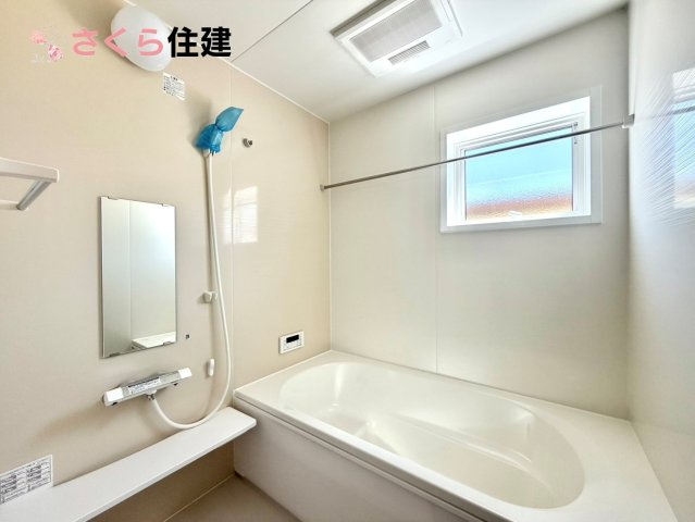 リーブルガーデン　第6下野小金井　２号棟の浴室|梅雨の時期は大活躍の浴室乾燥機！家族の数だけ増える洗濯物もしっかり乾かせます。
