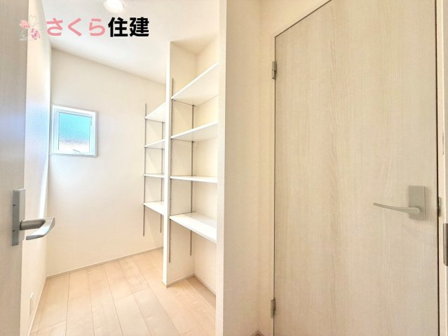 リーブルガーデン　第6下野小金井　２号棟の収納|大型パントリー完備！子供が「おなか減った」にも対応。沢山買いだめしてもキッチン裏のパントリーに保管！