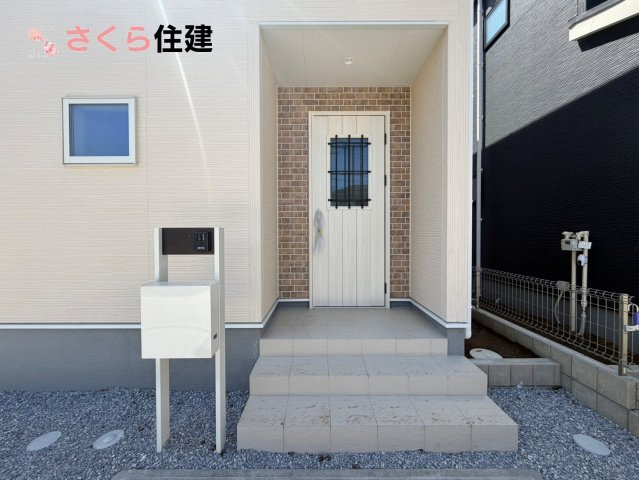 リーブルガーデン　第6下野小金井　２号棟の玄関|玄関扉はスマートキー対応で、両手に荷物があっても楽に簡単開け閉め！もちろんモニター付きインターホン！