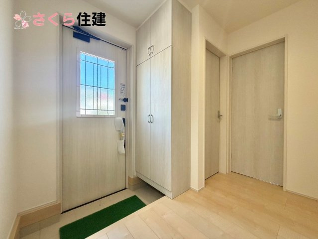 リーブルガーデン　第6下野小金井　２号棟の玄関|玄関がいつも片づく大型シューズボックス。お子様の靴のサイズが大きくなっていっても安心の広々スペース！