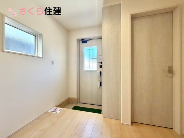 リーブルガーデン　第6下野小金井　２号棟の玄関|人を迎え入れる最初の場所は清潔感がある空間にして、帰った時も『我が家』を最初に感じて貰える素敵な空間