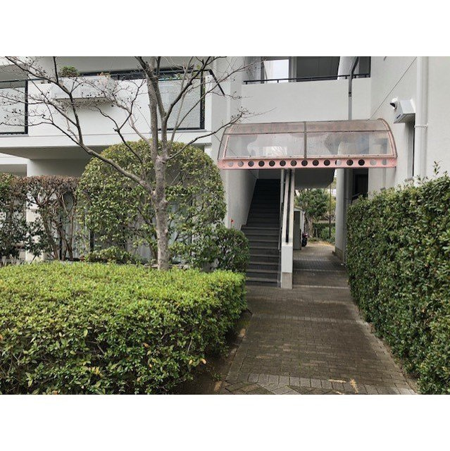 エルタウン学園Ⅳ　113号棟　Ｃ棟のエントランス