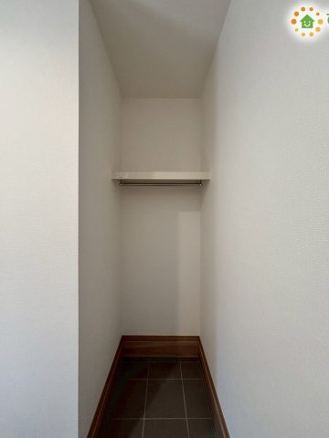 深谷市上柴町　第39期　新築一戸建て　ワイウッドコート　02の収納|玄関にある収納スペースです。
アウトドア用品はもちろん、お出かけ時にサッと取り出したいコートや上着を掛けておくコートクロークとしても大活躍します(^^)/