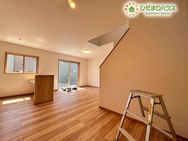 深谷市上柴町　第39期　新築一戸建て　ワイウッドコート　02の居間・リビング|約20帖のゆとりあるLDKです☆
リビング階段なので、家族が自然と顔を合わせやすい設計になっております！