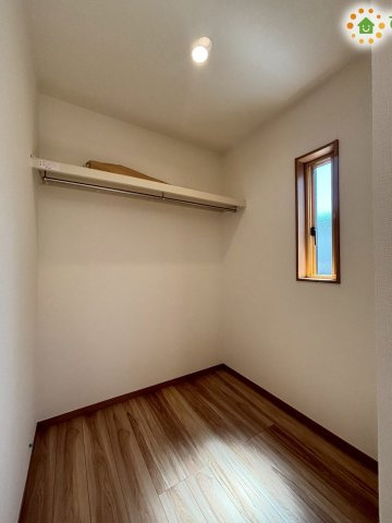 深谷市上柴町　第39期　新築一戸建て　ワイウッドコート　02の収納|リビングの一角にあるハンガーパイプ付きの収納スペースです！
よく使うものを置いておけば、わざわざ2階に取りにいかなくてもサッと取り出せて便利◎