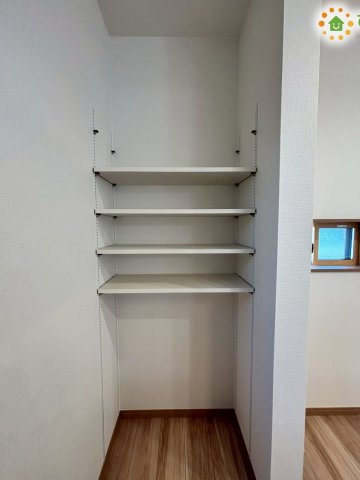 深谷市上柴町　第39期　新築一戸建て　ワイウッドコート　02の収納|キッチンのすぐ横に配置された、棚板の高さが調節できる可動棚付きのパントリーです！
食品のストックや調味料の予備などを一箇所にすっきり整理でき、必要な時にすぐに取り出せて家事が捗ります◎