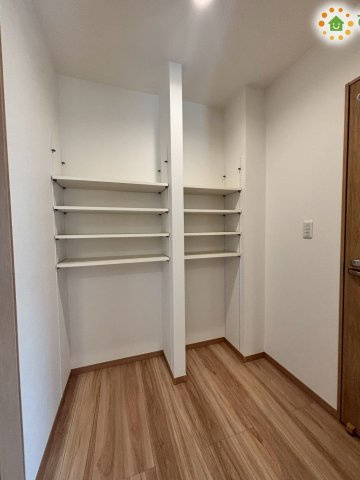 深谷市上柴町　第39期　新築一戸建て　ワイウッドコート　02の収納|廊下部分に設けられた共用収納です！
掃除機やハンディモップなどの掃除用具、日用品のストックなどをまとめて隠して収納できます！
家族みんなが使う場所に収納があることで、片付けがスムーズになります！