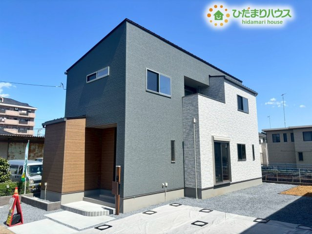 深谷市上柴町　第39期　新築一戸建て　ワイウッドコート　02の外観|スタイリッシュなネイビーとホワイトが映えるお洒落な外観です！
2階建ての落ち着いた佇まいで、周囲の街並みにも美しく調和しています♪