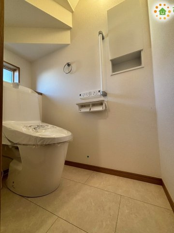 深谷市上柴町　第39期　新築一戸建て　ワイウッドコート　02のトイレ|階段下のスペースを有効活用したコンパクトなトイレです！
無駄のないすっきりとした空間で、小窓がついているためいつでも自然換気が行えて、心地よく衛生的な状態をキープできます!(^^)!