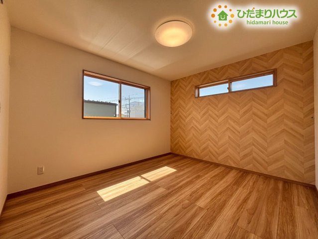 深谷市上柴町　第39期　新築一戸建て　ワイウッドコート　02の寝室|落ち着いた色調の主寝室にぴったりの洋室です！
横長の小窓が高めの位置に配置されているため、外からの視線を気にせず、柔らかな自然光を取り込みながらプライベートな時間を過ごせます♪