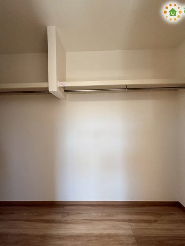 深谷市上柴町　第39期　新築一戸建て　ワイウッドコート　02の収納|大容量のウォークインクローゼットです！
上部には棚が設置されており、普段使わないスーツケースや季節ものの布団なども場所を取らずにスッキリと一括収納しておくことができます！
