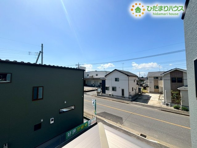 深谷市上柴町　第39期　新築一戸建て　ワイウッドコート　02の展望|2階のバルコニーからは、周辺に高い建物が遮ることがない開放的な景色が見渡せます！
気持ちの良い青空が広がり、心地よい風が吹き抜けるため、毎日の洗濯物干しの時間もちょっとしたリフレッシュになります♪