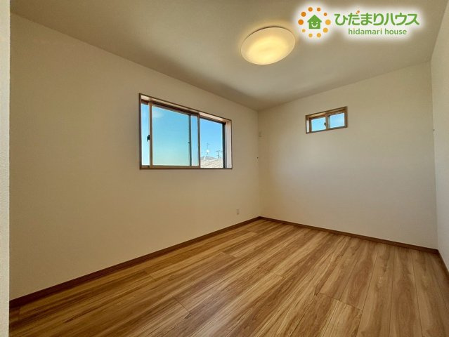 深谷市上柴町　第39期　新築一戸建て　ワイウッドコート　02の子供部屋|正方形に近く、ベッドや勉強机の配置がしやすい洋室です！
お子様の成長に合わせて、学習に集中しやすい環境を自由に作ることができます！
白基調のシンプルな内装なので、好みが変わっても長く使えます！