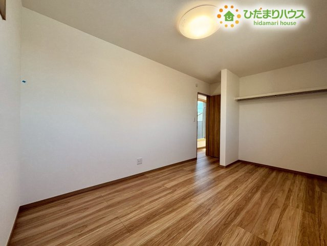 深谷市上柴町　第39期　新築一戸建て　ワイウッドコート　02の収納|こちらのクローゼットも奥行きがあり、衣類だけでなく収納ボックスなどを組み合わせることで、さらに収納力がアップします！
コートやカバンもまとめて一箇所に収まるため、毎朝の通学の準備がスムーズです♪