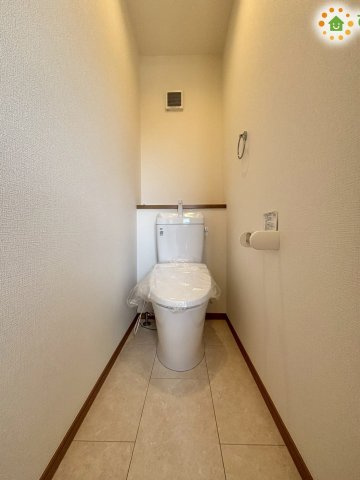 深谷市上柴町　第39期　新築一戸建て　ワイウッドコート　02のトイレ|2階にも独立したトイレを用意しています！
夜中に1階まで階段を下りる必要がなく、忙しい朝の準備時間もお互いの順番を気にするストレスなく、家族みんなが快適に出発の身支度を行えます♪