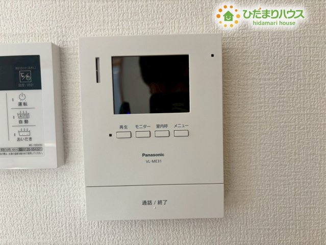 深谷市上柴町　第39期　新築一戸建て　ワイウッドコート　02のセキュリティ|室内に設置された、液晶画面付きのカラーモニターインターホンです！
訪問者の顔をはっきりと確認してからお出迎えができるため、防犯面でも非常に安心感があり、お子様のお留守番時にも頼りになる設備です(^^)
