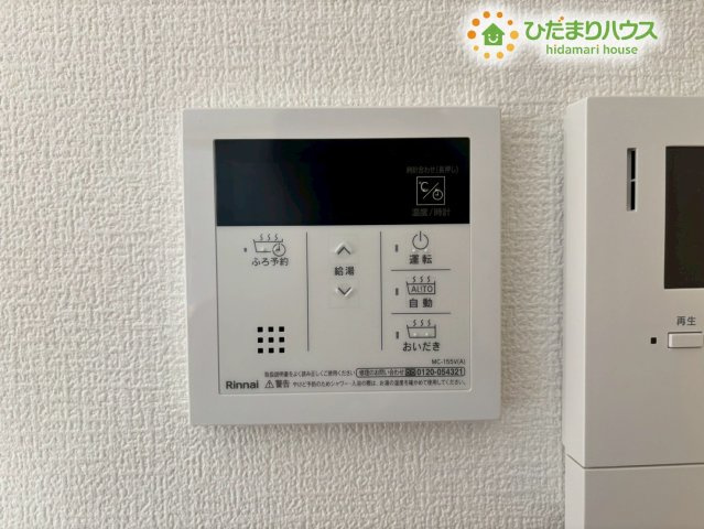 深谷市上柴町　第39期　新築一戸建て　ワイウッドコート　02の発電・温水設備|浴室の温度調節や追い焚き機能、浴室乾燥機のタイマー設定などを一括で行える便利な操作パネルです！
見やすい液晶表示とシンプルなボタン配置になっており、家事の合間にどなたでも簡単に操作が可能です！