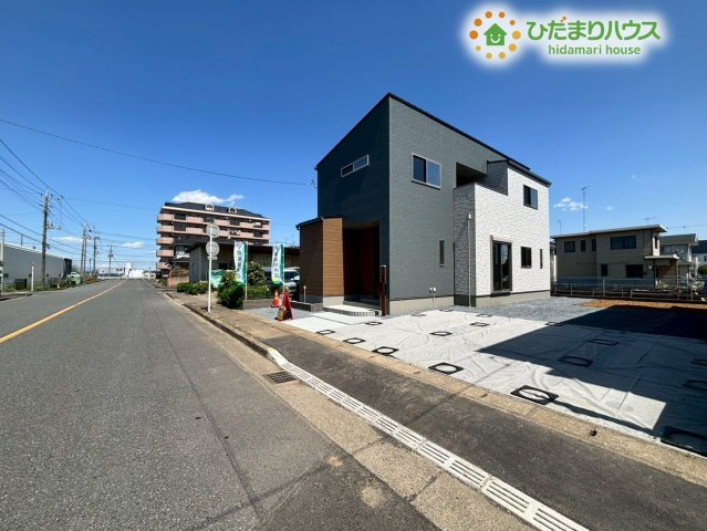 深谷市上柴町　第39期　新築一戸建て　ワイウッドコート　02の前面道路含む現地写真|見通しの良い前面道路は、舗装されていて歩きやすく、小さなお子様と手を繋いでお散歩する際も安心の環境です！
幅員がしっかりあり、毎日の通勤や週末のお出かけもストレスフリーです(-ω-)/