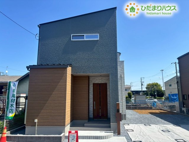 深谷市上柴町　第39期　新築一戸建て　ワイウッドコート　02の外観|玄関まわりにはあたたかみのあるアクセントウォールが施されており、デザイン性の高さを感じさせます！
庇がしっかりと前にせり出しているため、急な雨の日に帰宅した際も、鍵の開け閉めが落ち着いて行えます◎