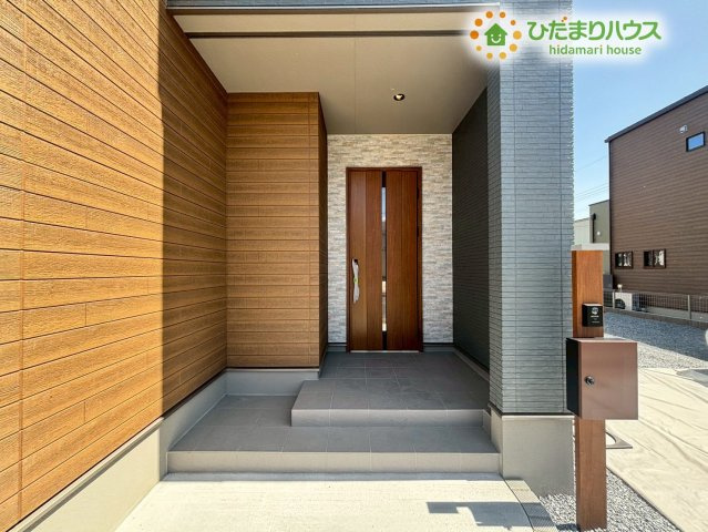 深谷市上柴町　第39期　新築一戸建て　ワイウッドコート　02の玄関|すっきりとした印象の玄関アプローチです！
段差が緩やかに設計されているため、小さなお子様やご高齢のご家族でも無理なく安全に上り下りができます！
置き型のインターホンやポストも使いやすい位置にあります！