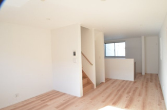 【居間・リビング】 | 浦和区本太５丁目【築浅未入居】 | 温かみのあるリビングでは家族の笑顔が集まります。人気のリビング階段が我が家で過ごす時間を心地よく演出してくれます。