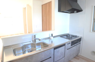 【キッチン】 | 浦和区本太５丁目【築浅未入居】 | 家族とのコミュニケーションが取りやすいカウンターキッチン。家族の笑顔が溢れます。