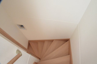 【内装】 | 浦和区本太５丁目【築浅未入居】 | 階段には手摺りもついて安心です。