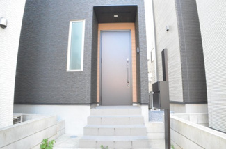 【玄関】 | 浦和区本太５丁目【築浅未入居】 | 玄関は我が家の顔！気持ち良く家族やお客様を出迎えてくれます。