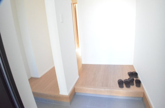 【玄関】 | 浦和区本太５丁目【築浅未入居】 | 解放感のある玄関が大切な家族やお客様を迎えてくれます。