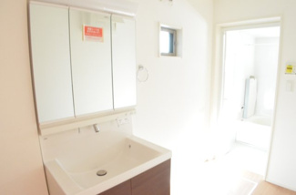 【脱衣所】 | 浦和区本太５丁目【築浅未入居】 | 洗面台は大きさ充分！歯磨きやブラッシングなど慌ただしい朝の身だしなみチェックもOKです。脱衣スペースも広くお子様の入浴後のお着換えも楽々です。