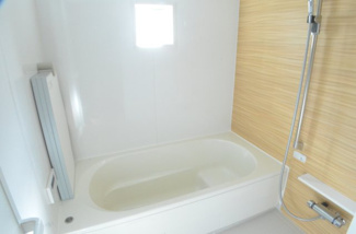 【浴室】 | 浦和区本太５丁目【築浅未入居】 | お風呂に求めるものは「心地よさ」。使いやすさと上質な質感を両立するアイテムを備えて癒しを演出します。