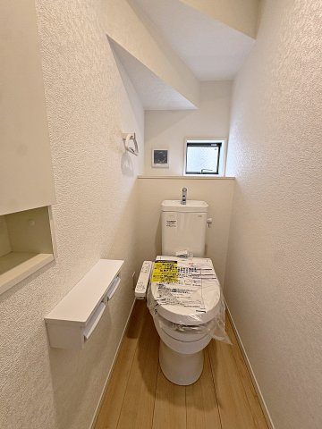 新築戸建・新築建売　郡山市昭和第9　芳賀小・第四中のトイレ|白を基調としており小窓で換気ができるので清潔感のある空間。ペーパーホルダーが2つあるのも便利です！